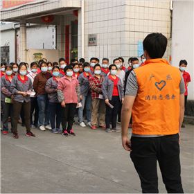 志愿者给球盟会(中国)员工讲解消防知识