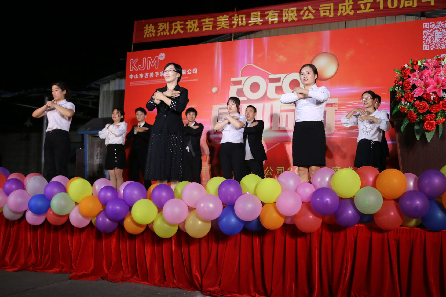 表演2.jpg 表演2.jpg